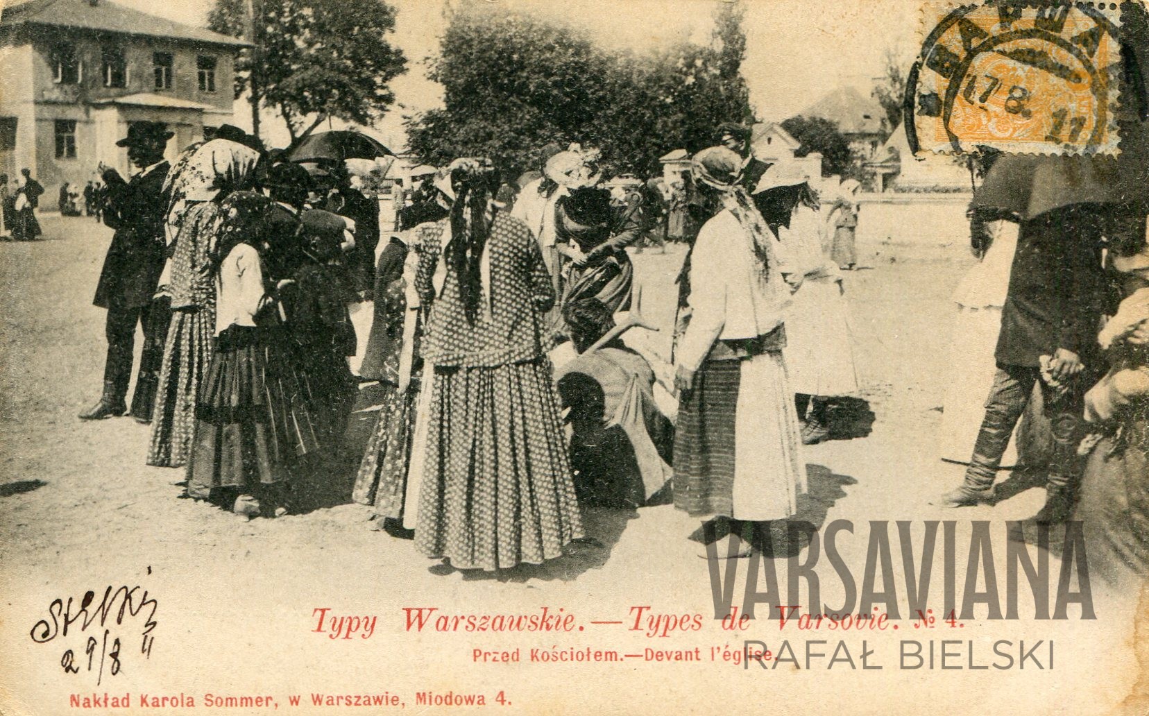 Przed kościołem Niepokalanego Poczęcia Najświętszej Maryi Panny, św. Józefa i św. Ambrożego w Lesie Bielańskim